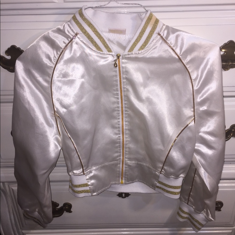i am selling this pretty cropped jacket.